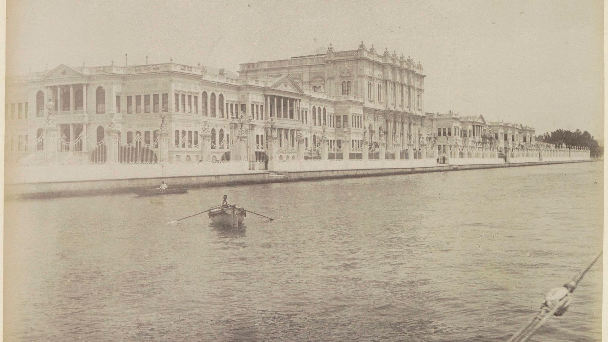 Mittelpunkt des sich über drei Kontinente erstreckenden Reichs der osmanischen Dynastie ist seit Jahrhunderten Istanbul, mit altem Namen Konstantinopel. Im dortigen Dolmabahçe-Palast direkt am europäischen Ufer des Bosporus residieren von 1856 an die Herrscher