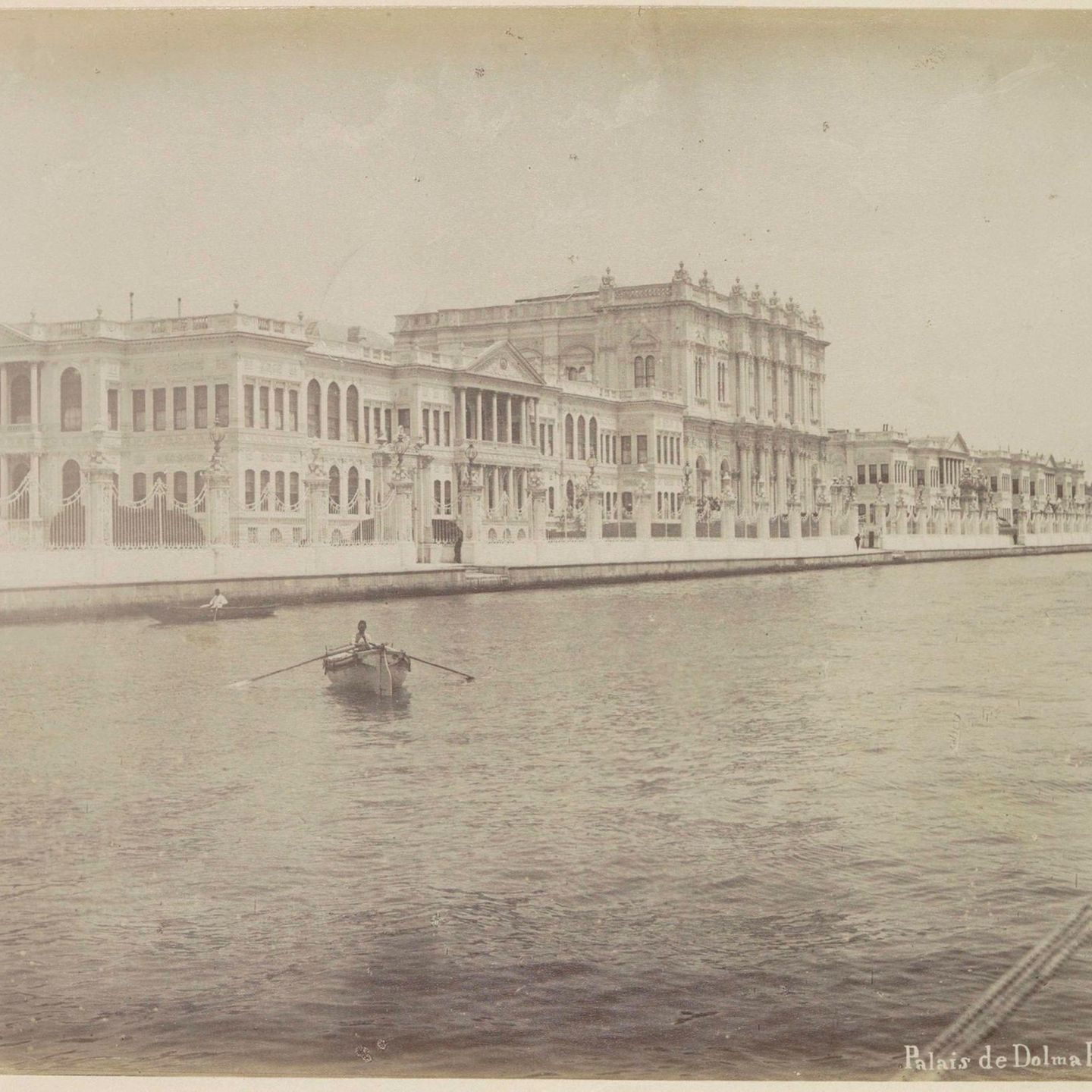 Mittelpunkt des sich über drei Kontinente erstreckenden Reichs der osmanischen Dynastie ist seit Jahrhunderten Istanbul, mit altem Namen Konstantinopel. Im dortigen Dolmabahçe-Palast direkt am europäischen Ufer des Bosporus residieren von 1856 an die Herrscher