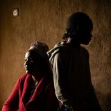 Mutter und Tochter stehen nebeneinander