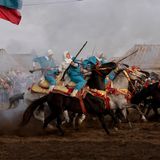 Frauen reiten auf Pferden