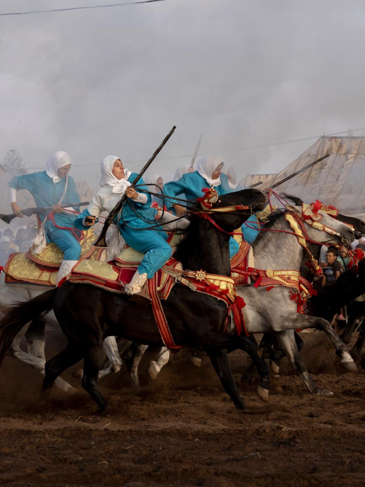 Frauen reiten auf Pferden