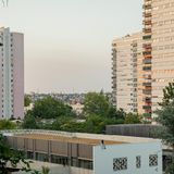 Blick auf Hochhäuser und einer einzelnen Person