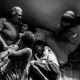 Kinder albern mit Eltern und Großeltern herum