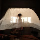 Mädchen hüpft auf Bett