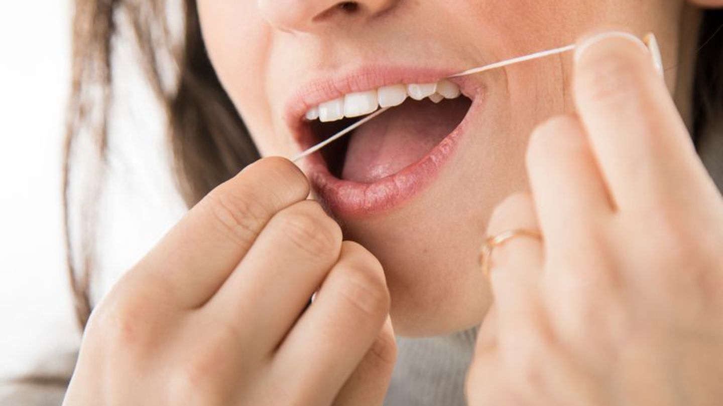 Auch Implantate brauchen gründliche Pflege: Zahnseide oder Interdentalbürstchen sorgen für saubere Zwischenräume und beugen Entz