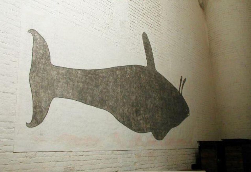 Blick auf eine Wal-Darstellung in der Kirche St. Marien in Greifswald