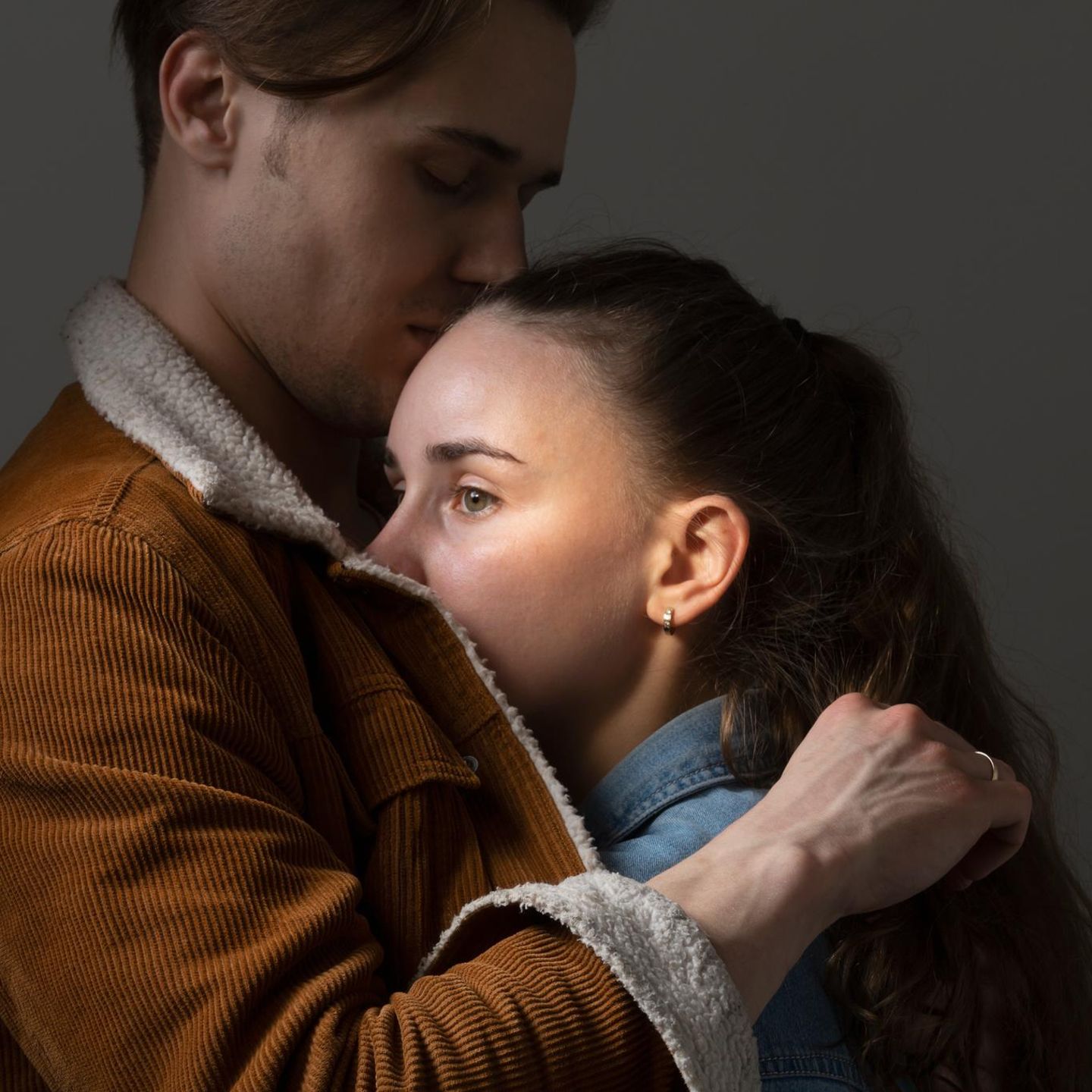 Schwer lässt sich der Moment benennen, an dem die Zweifel einzogen, die Unsicherheit, ob zwei Menschen noch genug verbindet – oder ob lediglich die Angst vor Veränderung sie zusammenbleiben lässt  