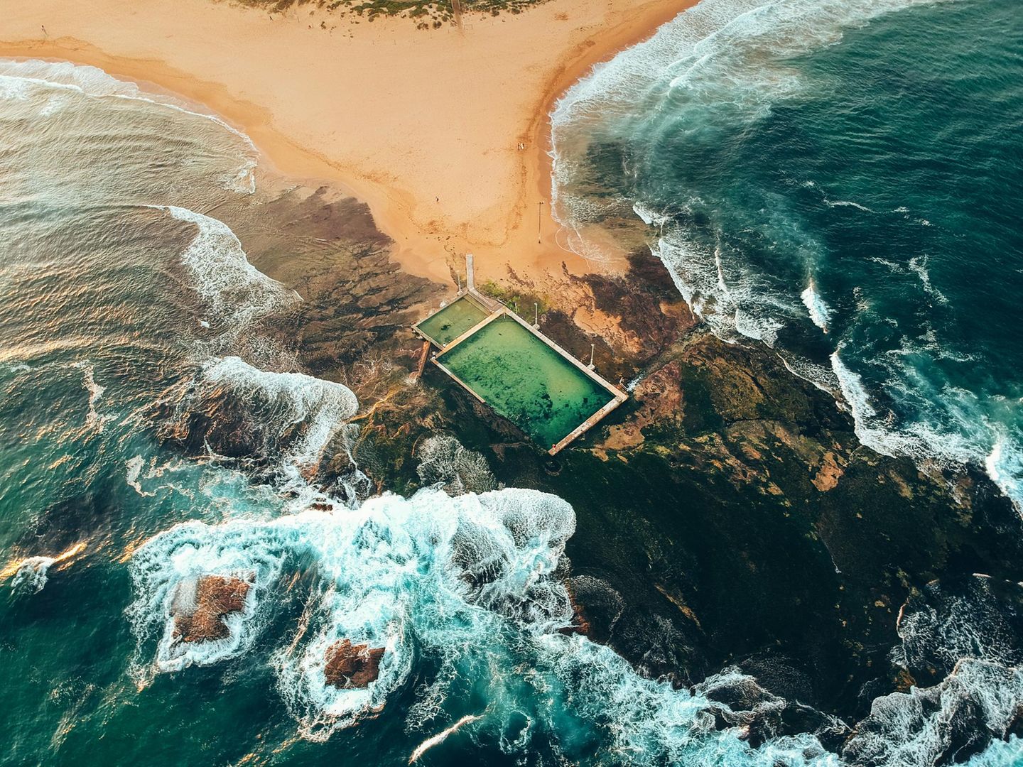 Ein Swimmingpool an der Meeresküste