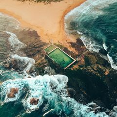 Ein Swimmingpool an der Meeresküste