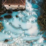 Menschen in natürlichen Pools aus der Vogelperspektive