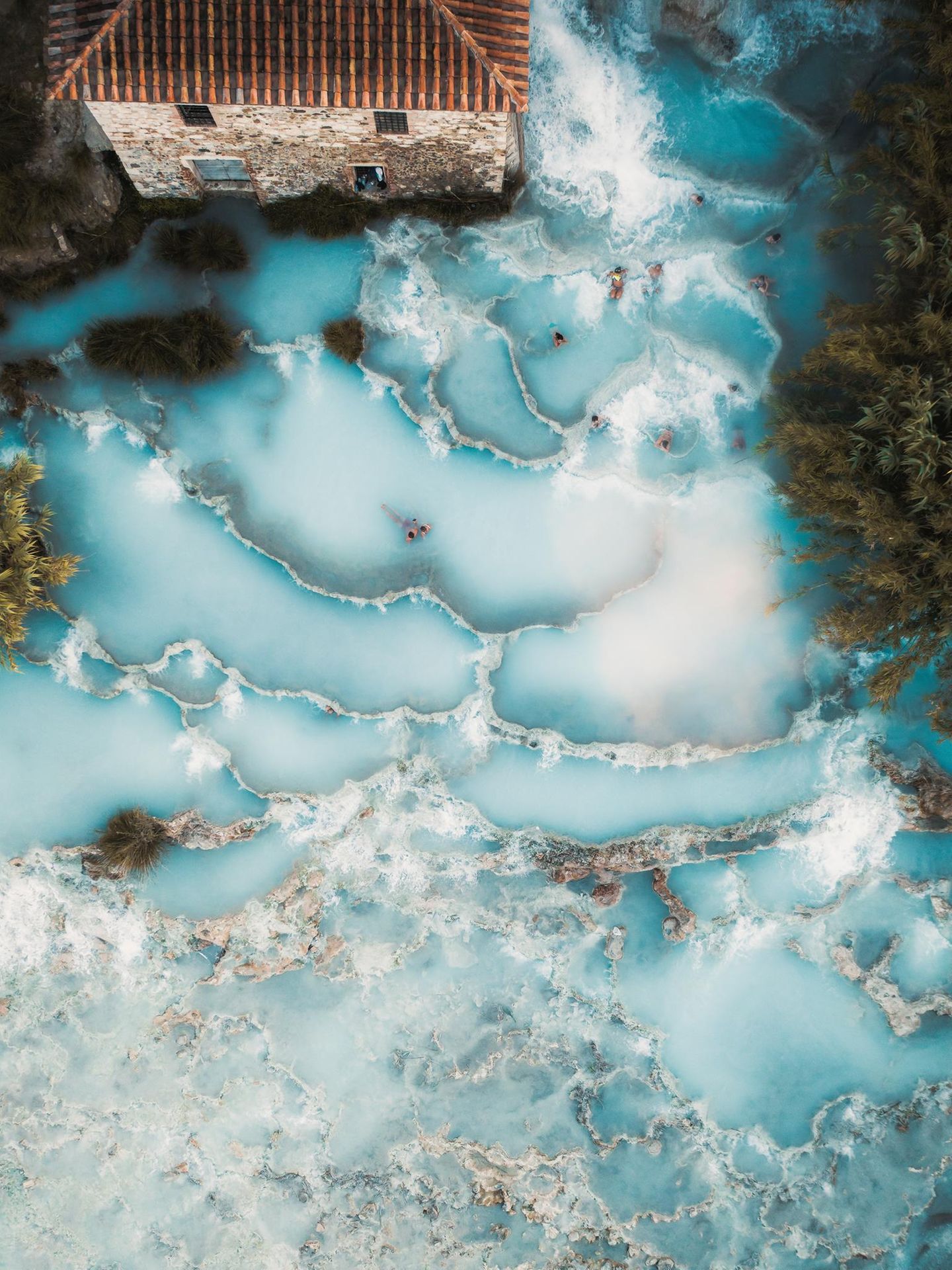 Menschen in natürlichen Pools aus der Vogelperspektive