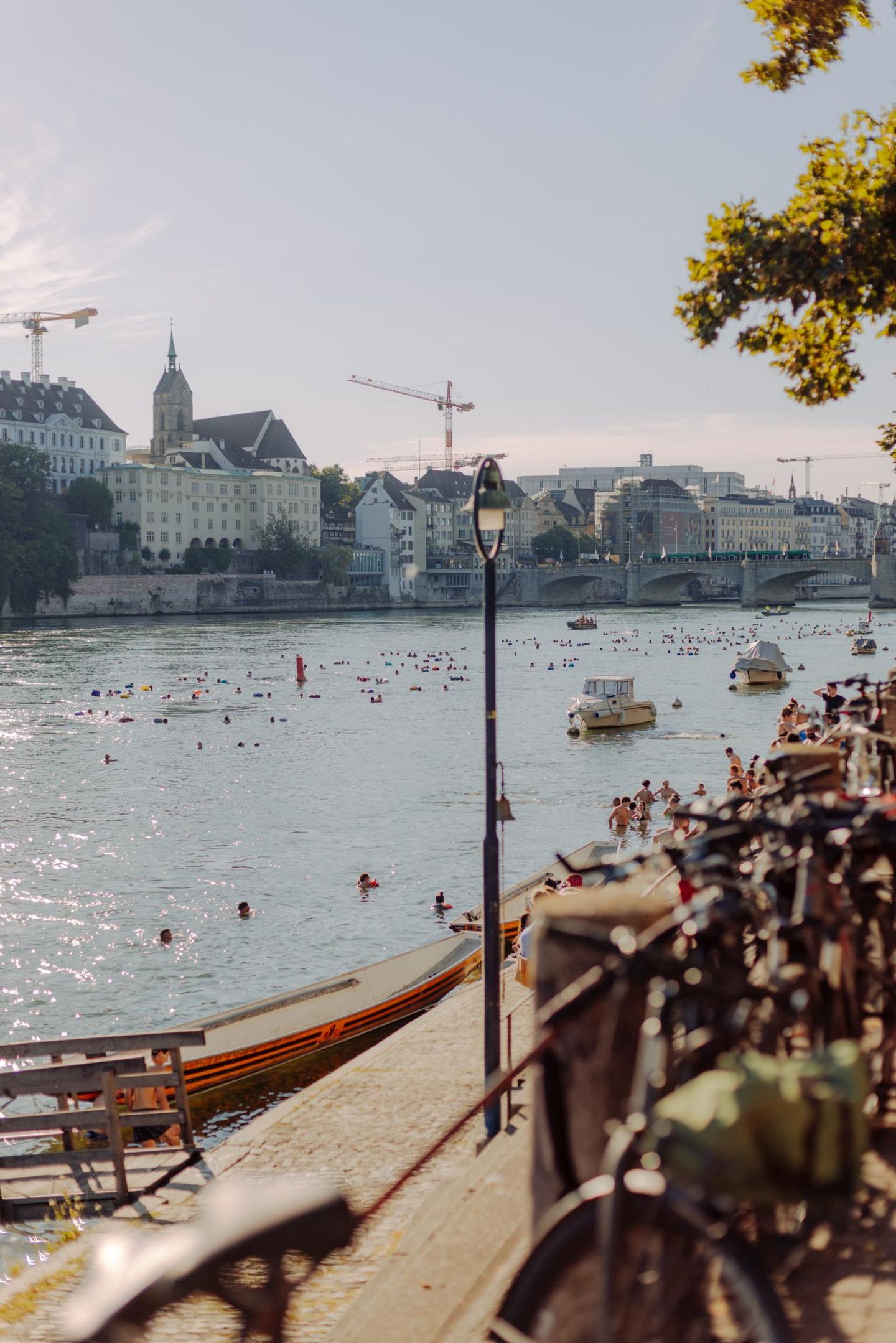 Menschen baden im Fluss