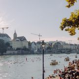 Menschen baden im Fluss