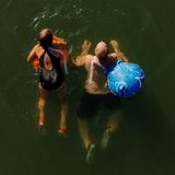 Zwei schwimmende Menschen