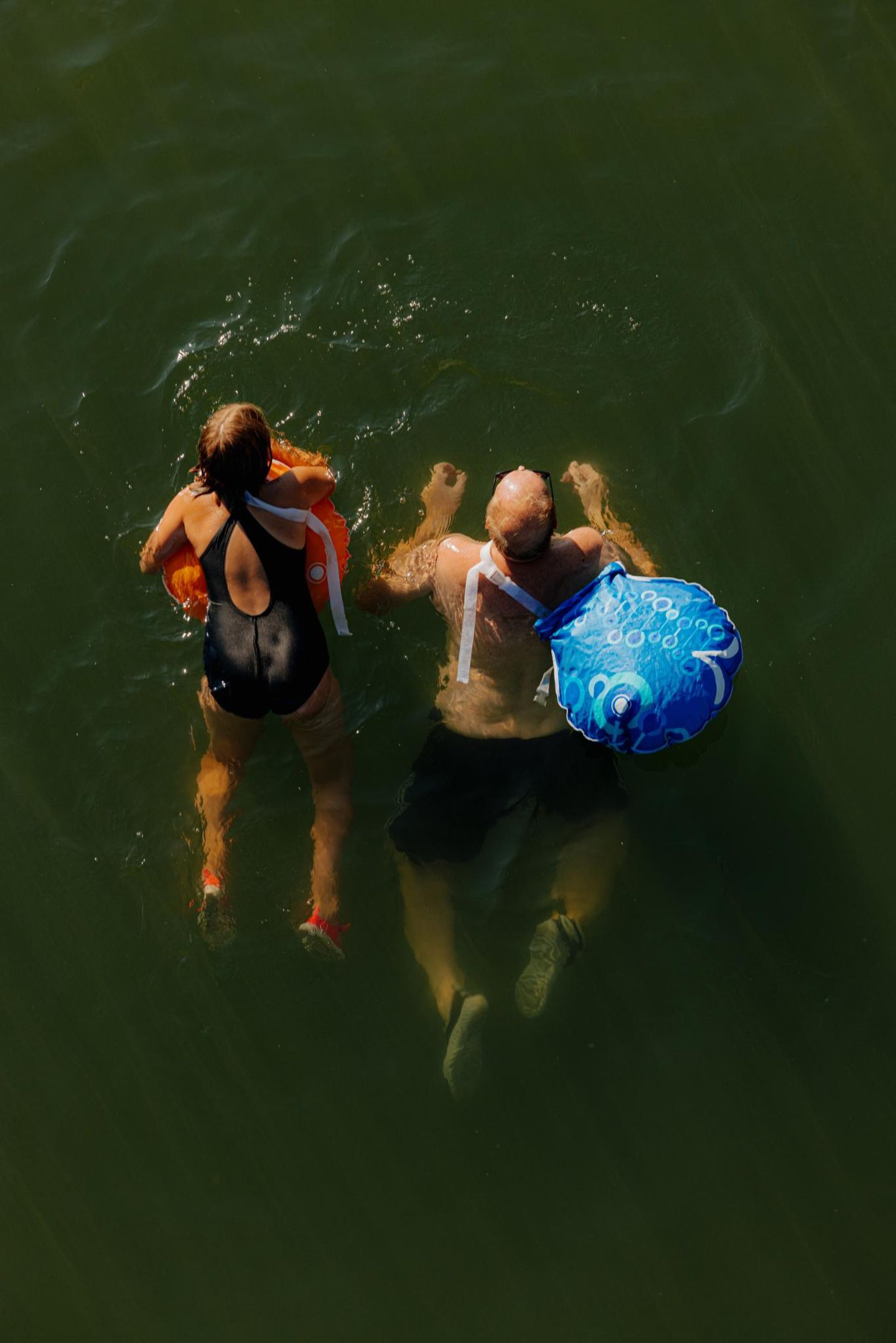 Zwei schwimmende Menschen
