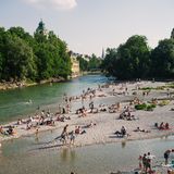 Personen baden in der Flussaue