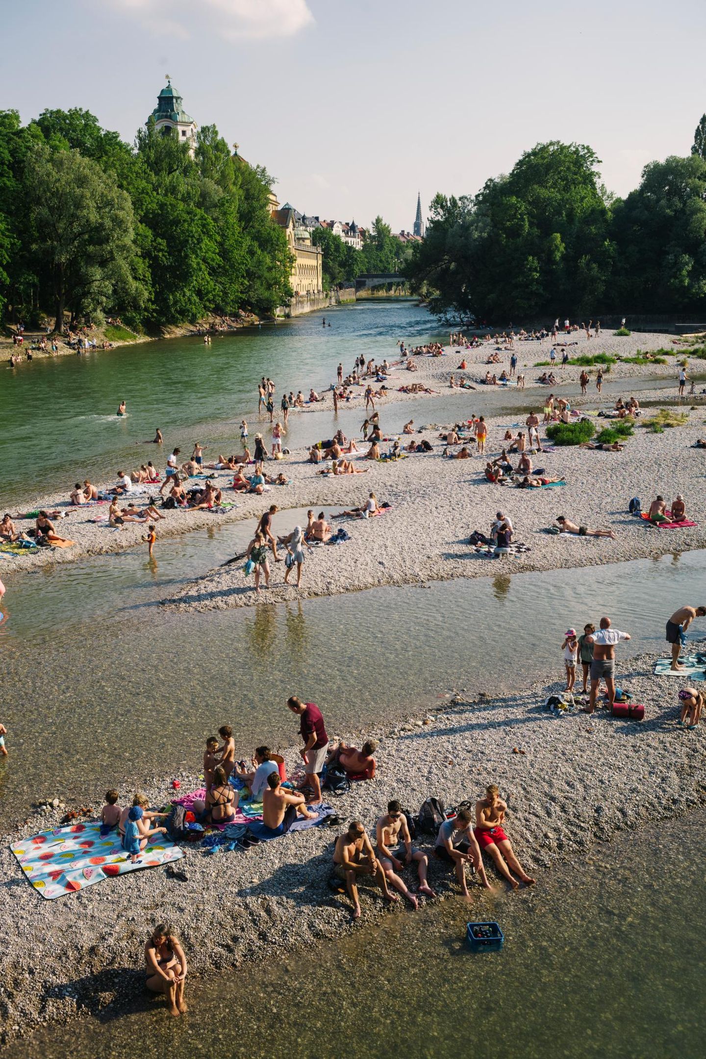 Personen baden in der Flussaue