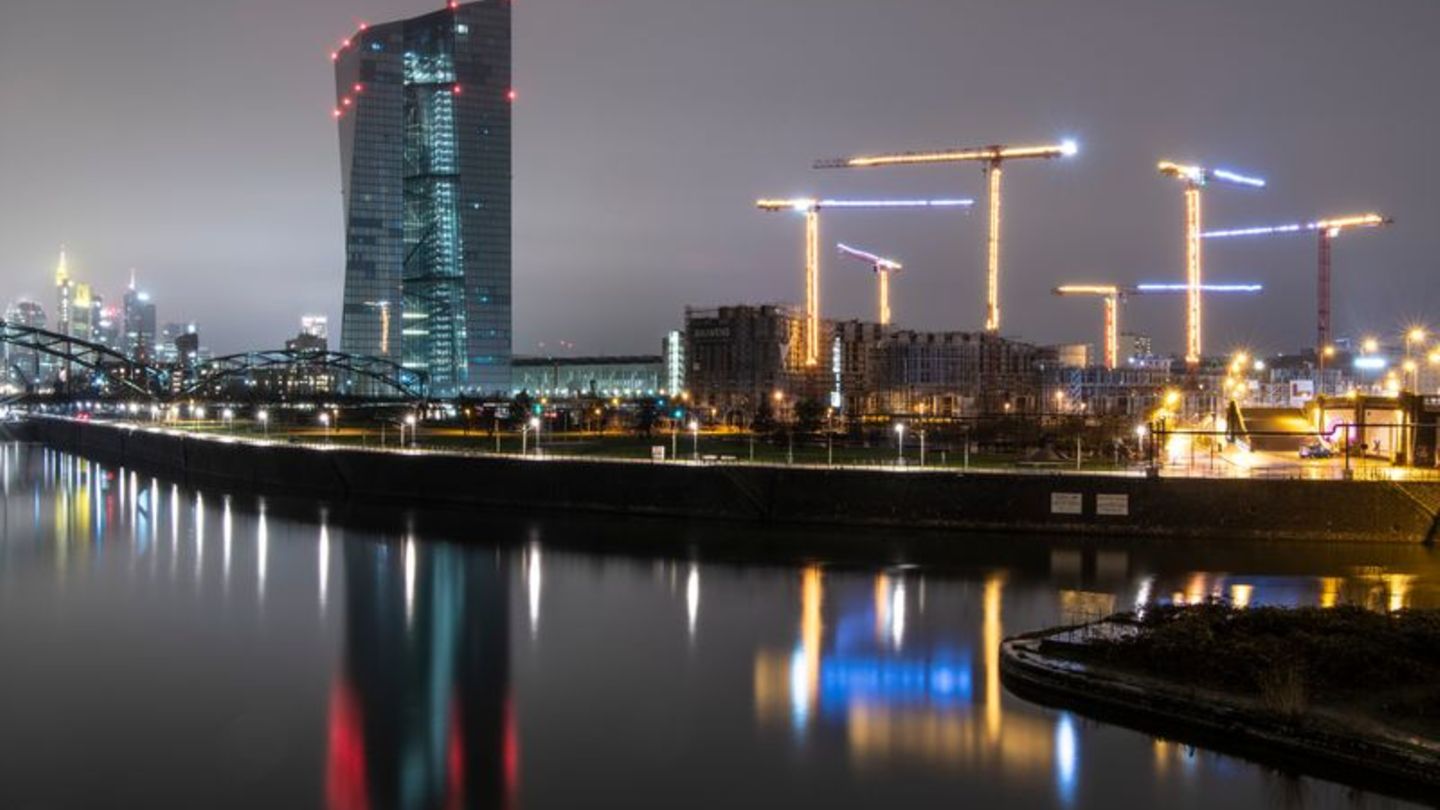 Die Bankenskyline von Frankfurt ragt hinter der Europäischen Zentralbank (EZB) empor. Foto: Boris Roessler/dpa