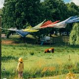 Kein Campingplatz für eine Nacht: Das fünf Hektar große Gelände des Biber Ferienhofs bietet mit Wald, Wasser und Weiden genügend Raum für einige Entdeckungstouren und ist perfekt für einen ausgedehnten Urlaub mitten in der Natur. Die Zeltwiese liegt neben Kühen und mit Blick auf den Müritz-Havel-Kanal, wo tagsüber Hausboote, Yachten und Kanus vorbeiziehen. Ob im Zelt, Van oder Schäferwagen: Hier lässt es sich aushalten. Badespaß verspricht der Kleine Petschsee bei der Zeltwiese oder der nahe Labussee. Abgerundet wird das Erlebnis vom gut gefüllten Hofladen, dem Restaurant Scheune, Spielplatz und Sandstrand. Für Ausflüge in die Umgebung gibt es Fahrräder und Kanus auszuleihen.