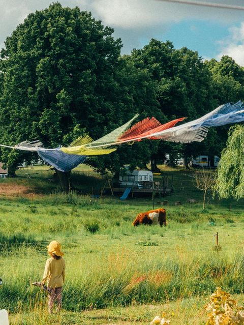 Kein Campingplatz für eine Nacht: Das fünf Hektar große Gelände des Biber Ferienhofs bietet mit Wald, Wasser und Weiden genügend Raum für einige Entdeckungstouren und ist perfekt für einen ausgedehnten Urlaub mitten in der Natur. Die Zeltwiese liegt neben Kühen und mit Blick auf den Müritz-Havel-Kanal, wo tagsüber Hausboote, Yachten und Kanus vorbeiziehen. Ob im Zelt, Van oder Schäferwagen: Hier lässt es sich aushalten. Badespaß verspricht der Kleine Petschsee bei der Zeltwiese oder der nahe Labussee. Abgerundet wird das Erlebnis vom gut gefüllten Hofladen, dem Restaurant Scheune, Spielplatz und Sandstrand. Für Ausflüge in die Umgebung gibt es Fahrräder und Kanus auszuleihen.