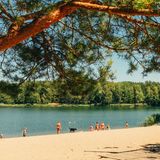 Eine schmale Halbinsel trennt diese beiden Seen und teilt zugleich den Campingplatz. Am Ruhlesee gibt es Aktivurlaub mit Wasserski- oder Wakeboard-Anlage im Wake & Camp Ruhlsdorf, während Gäste am Kiessee beim Familiencamping vor allem Ruhe und den wunderschönen Wald genießen. Wer sich nicht entscheiden kann, breitet das Handtuch einfach erst mal am feinen, hellen Sandstrand aus – mit Blick auf beide Seen. Knurrt dann der Magen, gibt es im Restaurant am Ufer Bratwurst, Burger und Wassermelone. Hinter dem Strand warten außerdem ein Spielplatz für Kinder, Fitnessgeräte für Erwachsene, eine Halfpipe und die Stellplätze für Bullis und Wohnwagen.