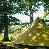 Im Elb-Havel-Winkel, fünf Kilometer von der Elbe entfernt in einem Naturschutzgebiet, versteckt sich der Campingplatz Am Kamernschen See. Unter hohen Eichen, direkt am Ufer des Klarwassersees oder wenige Schritte entfernt auf der Wiese: Hier campt es sich umgeben von Vogelgesang ganz wunderbar. Es gibt keine festen Plätze, und doch findet hier jeder eine Lieblingsstelle, ob man nun vom Havel- oder Elbradweg, aus Berlin oder aus Hamburg kommt. Der Imbiss Sonne, See & Sterne lädt zu Burger und Köstlichkeiten aus dem Biogarten ein. Am Ufer des länglichen Sees stehen Bänke, kleine Badestellen bieten Gelegenheit zum Schwimmen, und ein Stück weiter lockt das Strandbad mit Schwimminsel, Rutsche, Spielplatz und Volleyballfeld.