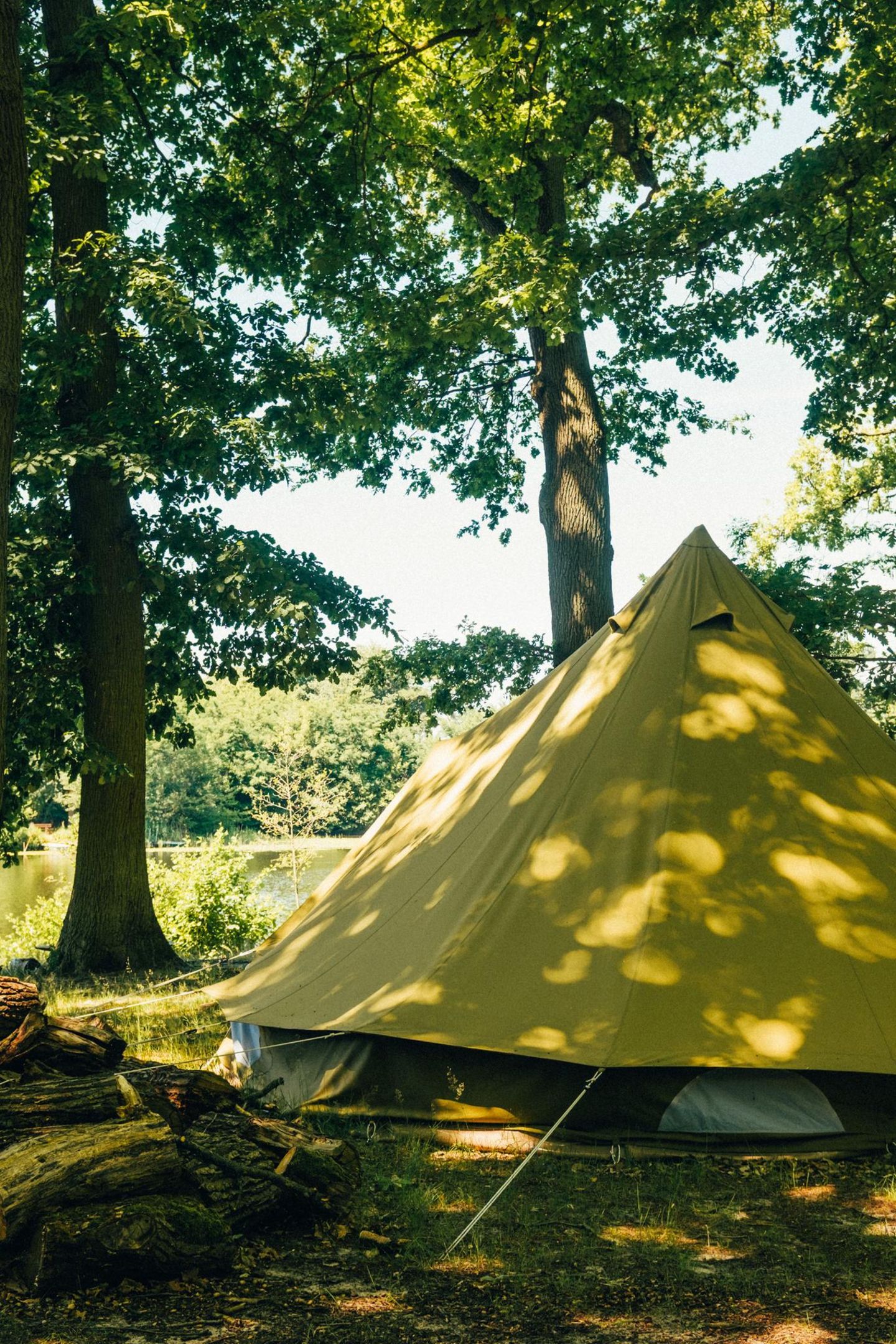 Im Elb-Havel-Winkel, fünf Kilometer von der Elbe entfernt in einem Naturschutzgebiet, versteckt sich der Campingplatz Am Kamernschen See. Unter hohen Eichen, direkt am Ufer des Klarwassersees oder wenige Schritte entfernt auf der Wiese: Hier campt es sich umgeben von Vogelgesang ganz wunderbar. Es gibt keine festen Plätze, und doch findet hier jeder eine Lieblingsstelle, ob man nun vom Havel- oder Elbradweg, aus Berlin oder aus Hamburg kommt. Der Imbiss Sonne, See & Sterne lädt zu Burger und Köstlichkeiten aus dem Biogarten ein. Am Ufer des länglichen Sees stehen Bänke, kleine Badestellen bieten Gelegenheit zum Schwimmen, und ein Stück weiter lockt das Strandbad mit Schwimminsel, Rutsche, Spielplatz und Volleyballfeld.