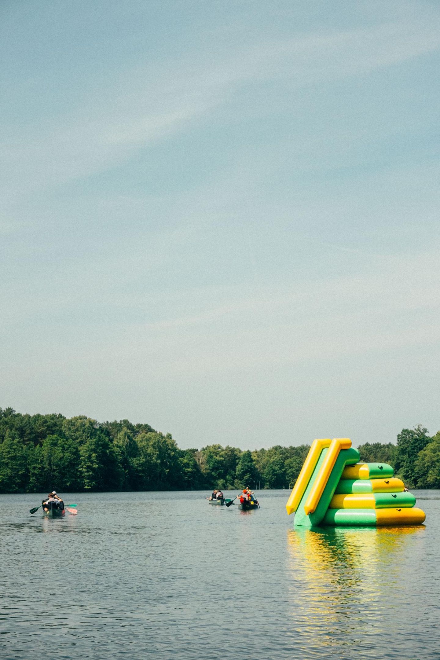 Viele (verschlungene und schöne) Wege führen ins Hexenwäldchen: Camping-Willige paddeln über die Seen und Kanäle des Müritz-Nationalparks bis zum Jamelsee und legen dort am Natur- und Familien-Campingplatz zum Hexenwäldchen an. Oder sie nehmen die Asphaltstraße Richtung Blankenförde, von der ein breiter Sandweg ins ausgeschilderte Hexenwäldchen führt. Einmal angekommen, stellen Enten, Hühner und Hexenpuppen das Empfangskomitee. Wer sein Lager entlang des Uferwegs aufschlägt, hat mit etwas Glück sogar einen eigenen Seezugang. Sandbuddelbereich, Badeinsel, Zirkuszelt, Pool und Sauna sorgen bei jeder Wetterlage für gute Laune. Paddeltouren führen vom Campingplatz durch den seerosengespickten Kanal nach Blankenförde oder für ein Fischbrötchen nach Babke. 
