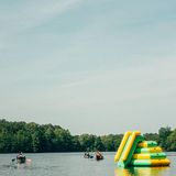 Viele (verschlungene und schöne) Wege führen ins Hexenwäldchen: Camping-Willige paddeln über die Seen und Kanäle des Müritz-Nationalparks bis zum Jamelsee und legen dort am Natur- und Familien-Campingplatz zum Hexenwäldchen an. Oder sie nehmen die Asphaltstraße Richtung Blankenförde, von der ein breiter Sandweg ins ausgeschilderte Hexenwäldchen führt. Einmal angekommen, stellen Enten, Hühner und Hexenpuppen das Empfangskomitee. Wer sein Lager entlang des Uferwegs aufschlägt, hat mit etwas Glück sogar einen eigenen Seezugang. Sandbuddelbereich, Badeinsel, Zirkuszelt, Pool und Sauna sorgen bei jeder Wetterlage für gute Laune. Paddeltouren führen vom Campingplatz durch den seerosengespickten Kanal nach Blankenförde oder für ein Fischbrötchen nach Babke. 