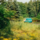 Nur Wald, Wiesen und der smaragdgrün glitzernde Wurlsee: Im Naturcampingpark Rehberge schmiegen sich Zelte, Wohnwagen und Tiny Houses in die wild wachsende Umgebung. An Lychens tiefstem Klarwassersee wartet ein kleines Paradies auf alle, die entspannt ein paar Nächte im Wald campen wollen. Damit es so beschaulich bleibt, sind Gruppenbuchungen auf vier Erwachsene plus Kinder beschränkt. Die Wege zum Sandstrand sind kurz, ob von der Zeltwiese mit Picknickbänken am Ufer oder von den Stellplätzen. In der schattigen Eiszeitschlucht warten Spielplatz, Fußballfeld und Tischtennisplatten. Nach der letzten Schwimmrunde sitzt man in der Dämmerung auf der Bank am Strand — und mit etwas Glück fliegt ein Eisvogel vorbei.