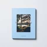 Mitten im Wald, direkt am Wasser oder auf offenen Wiesen: Der Bildband "Take Me to the Lakes – Camping Edition Berlin" (erschienen im Verlag The Gentle Temper) stellt 25 besonders schöne, naturnahe Campingplätze rund um Berlin vor. Ein Buch für alle, die den Sommer draußen verbringen und die Natur in ihrer Einfachheit erleben möchten. Fotos, persönliche Texte und praktische Hinweise zu Lage, Ausstattung und Atmosphäre machen es leicht, den passenden Platz zu finden.   