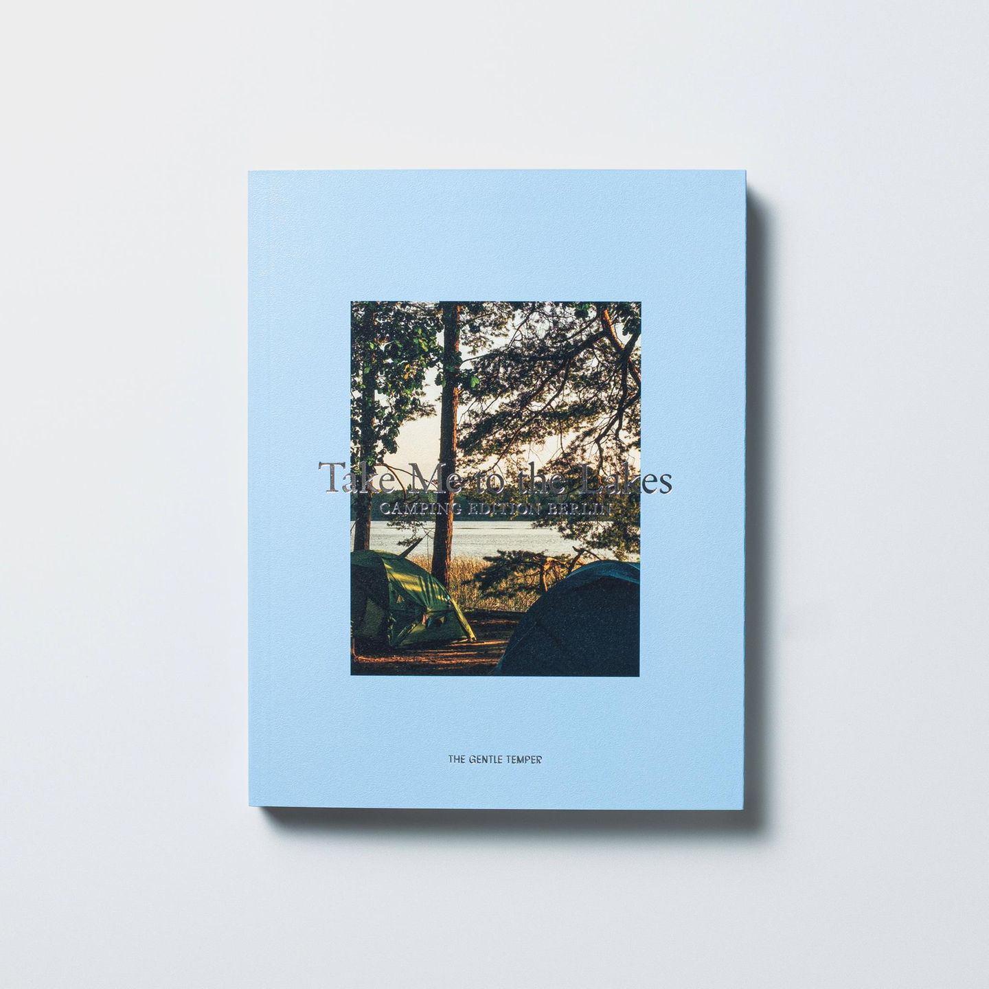 Mitten im Wald, direkt am Wasser oder auf offenen Wiesen: Der Bildband "Take Me to the Lakes – Camping Edition Berlin" (erschienen im Verlag The Gentle Temper) stellt 25 besonders schöne, naturnahe Campingplätze rund um Berlin vor. Ein Buch für alle, die den Sommer draußen verbringen und die Natur in ihrer Einfachheit erleben möchten. Fotos, persönliche Texte und praktische Hinweise zu Lage, Ausstattung und Atmosphäre machen es leicht, den passenden Platz zu finden.   