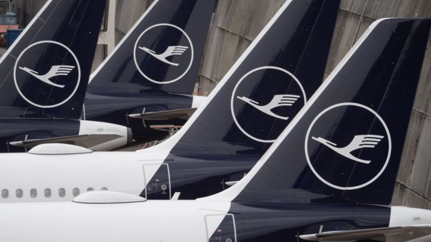 Bei der Lufthansa drohen viele Maschinen am Freitag am Boden zu bleiben - das Kabinenpersonal bestreikt alle Abflüge aus Deutsch