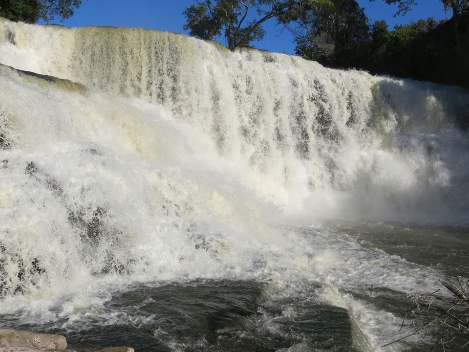 Während der Regenzeit stürzt der Luvilombo-Fluss an den gleichnamigen Wasserfällen bis zu 15 Meter in die Tiefe
