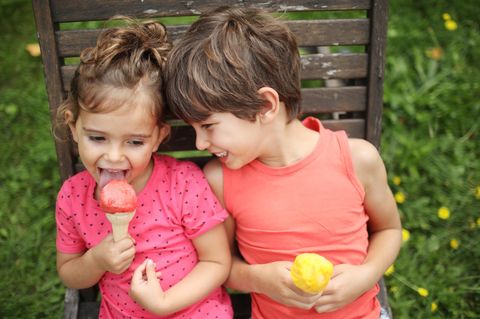 zwei Kinder essen Eis