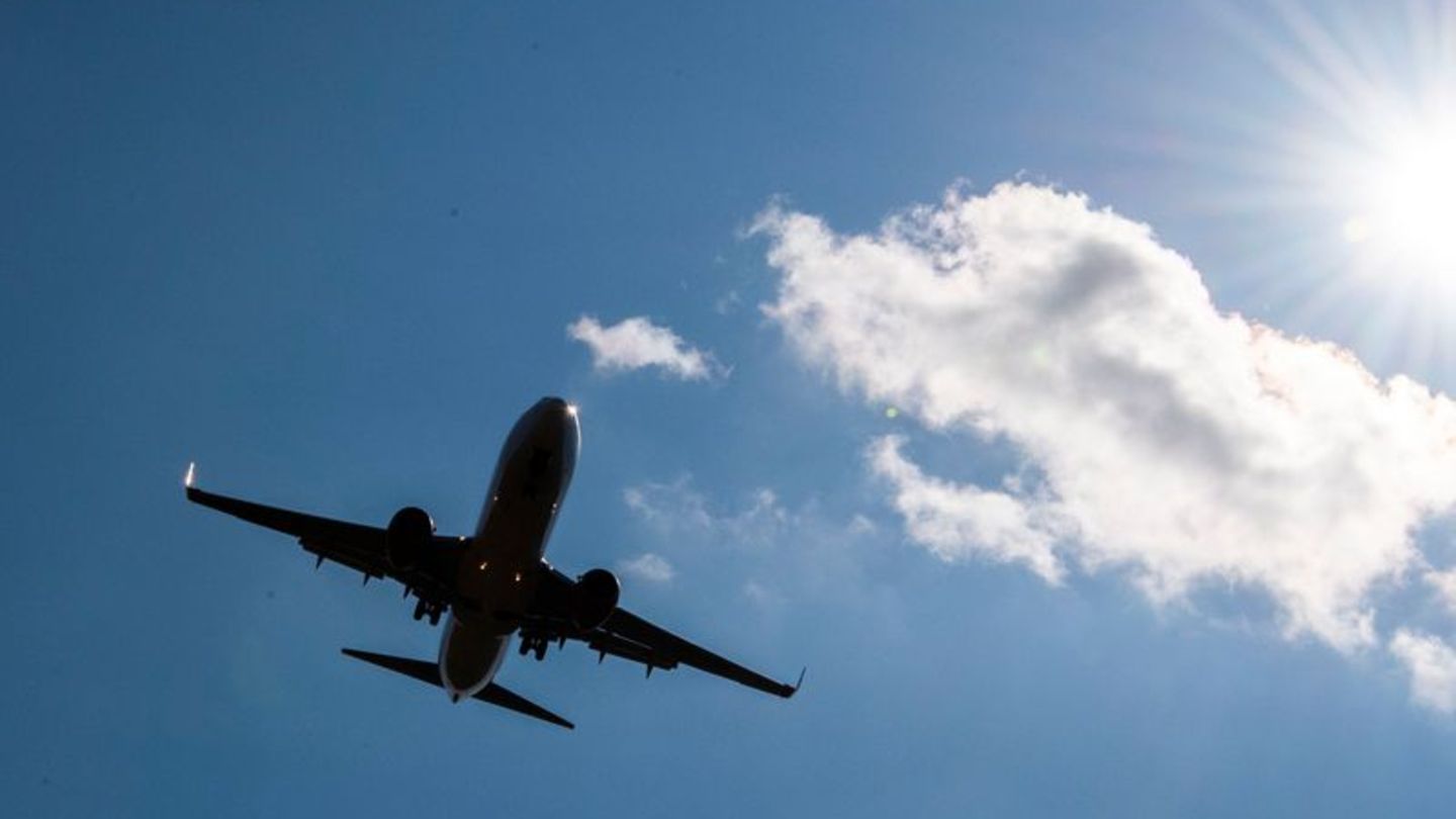 Sommerurlaub bereits gebucht – und plötzlich teurer? Welche Regeln jetzt gelten. Foto: Julian Stratenschulte/dpa/dpa-tmn