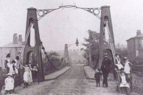 Die Broughton Suspension Bridge 1883, Jahrzehnte nach ihrem Einsturz 1831