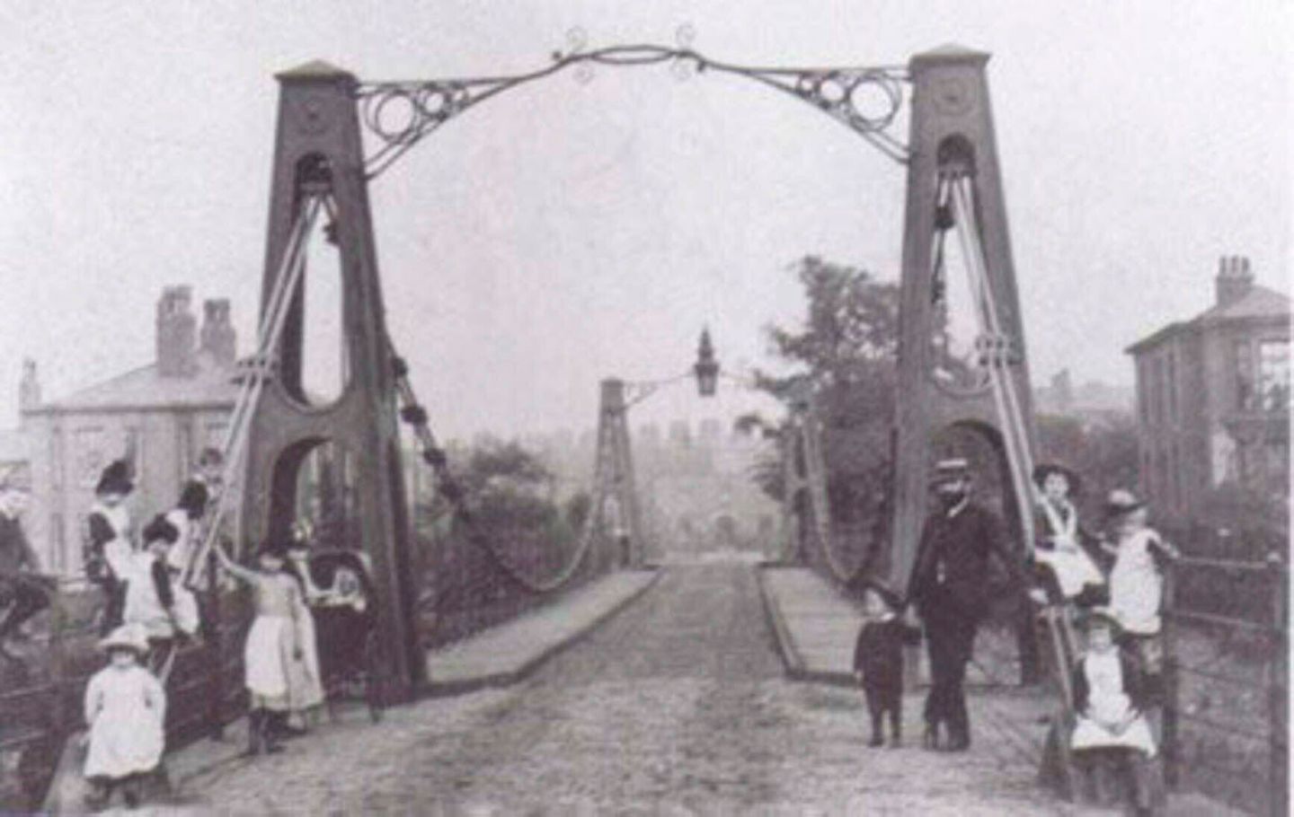 Die Broughton Suspension Bridge 1883, Jahrzehnte nach ihrem Einsturz 1831