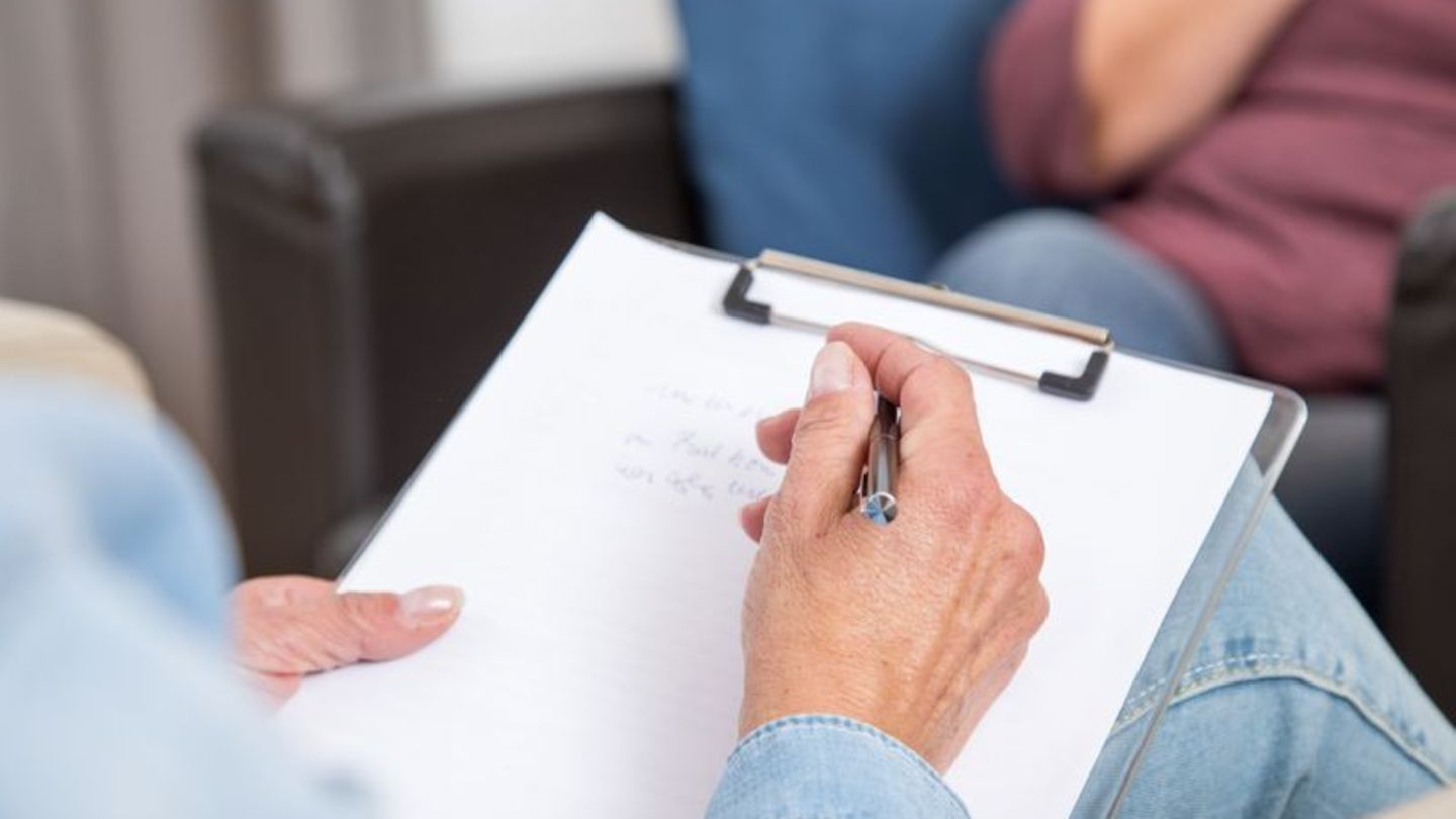 Wer zur Selbstverurteilung neigt, kann unter Umständen von einer Psychotherapie profitieren. Foto: Christin Klose/dpa-tmn