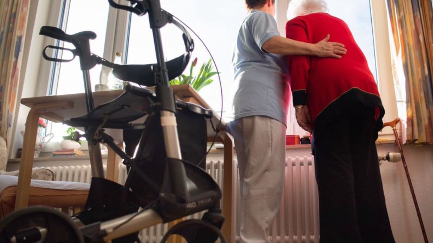 Gesetzliche Grundlage schützt Bewohner: Das Wohn- und Betreuungsvertragsgesetz (WBVG) regelt die Rechte und Pflichten bei der Kü