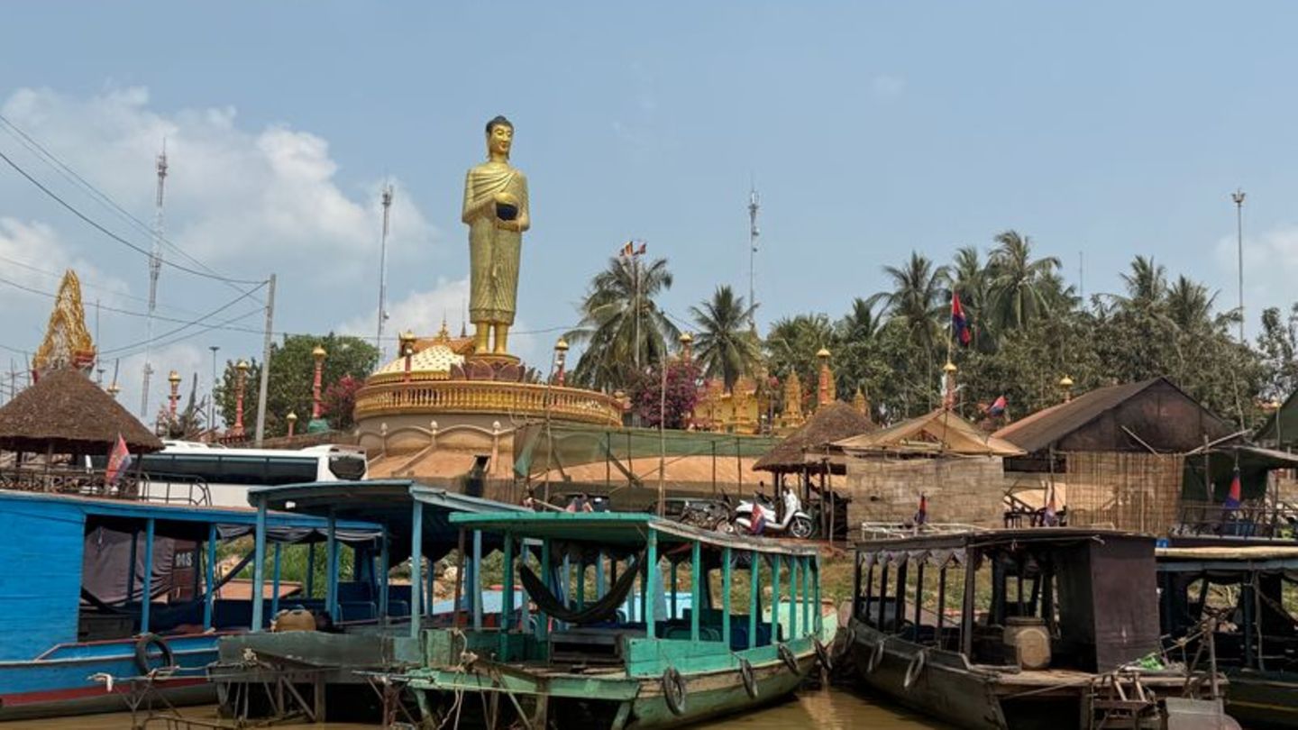 Am Tonle Sap können Touristen das traditionelle Leben vieler Kambodschaner erleben. Foto: Carola Frentzen/dpa