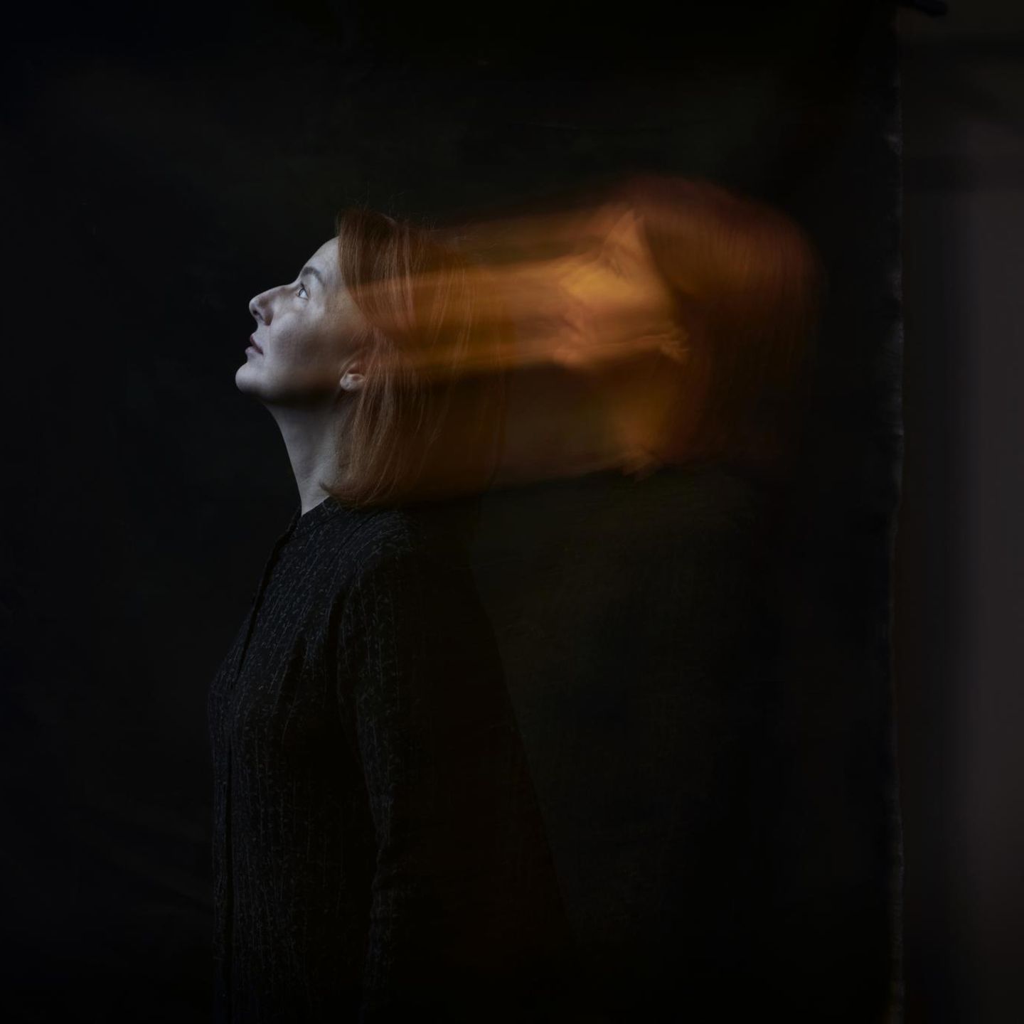 Doppelbelichtung einer Frau, die leicht nach oben schaut