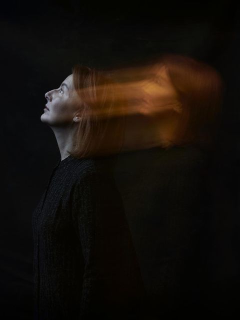 Doppelbelichtung einer Frau, die leicht nach oben schaut