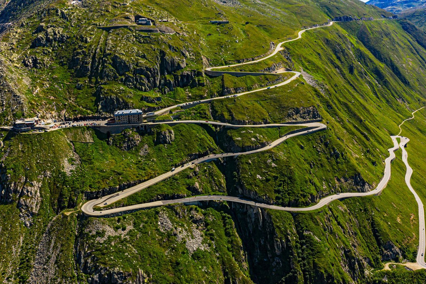 Luftaufnahme von den Serpentinen des Furkapass in der Schweiz