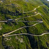 Luftaufnahme von den Serpentinen des Furkapass in der Schweiz