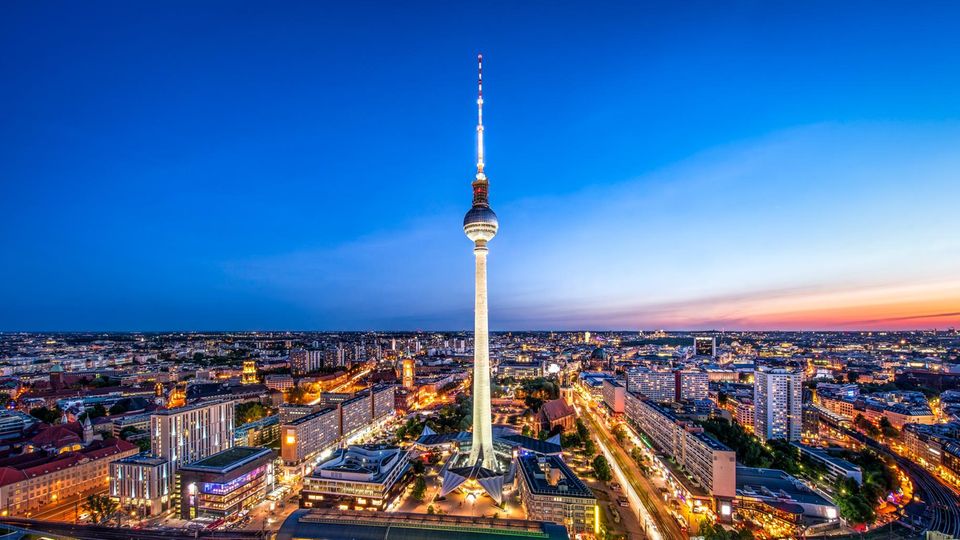 Berliner Skyline mit Fernsehturm bei Nacht