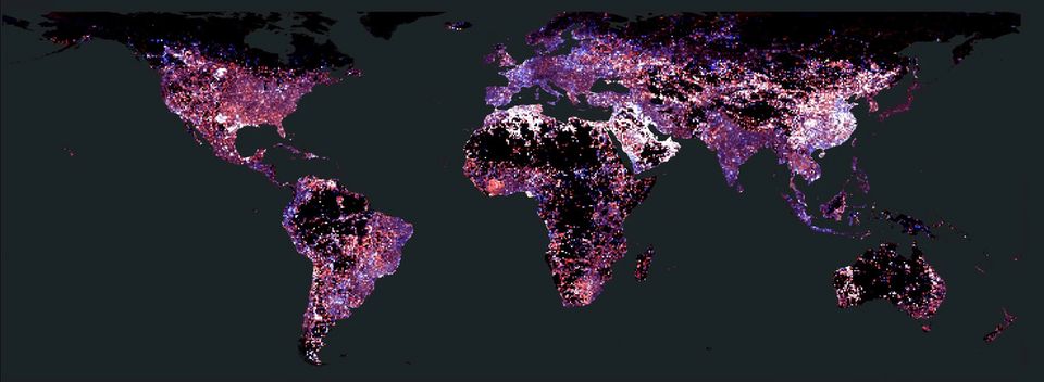 Weltkarte mit Lichtverschmutzung in lila, weißen und roten Flecken
