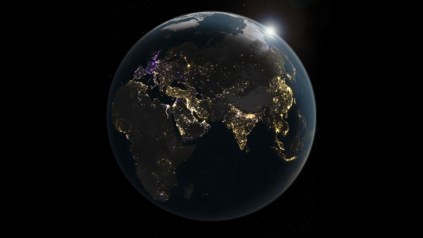 Erde als schwarze Murmel mit Lichtverschmutzung