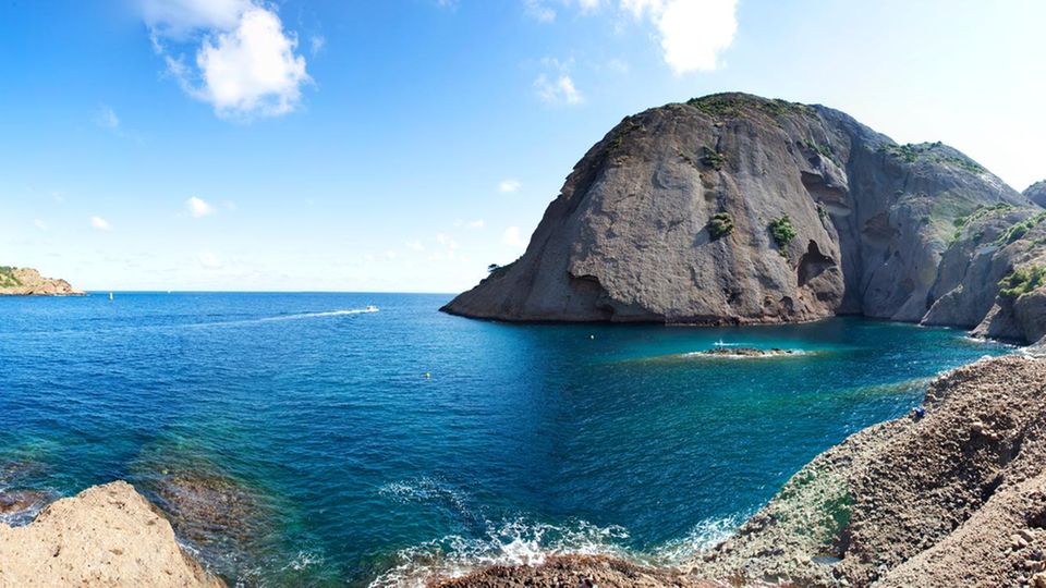 Die Calanque de Mugel bietet verschiedene fjordartige Buchten mit klarem Wasser, das sich von den hellen Felswänden abhebt