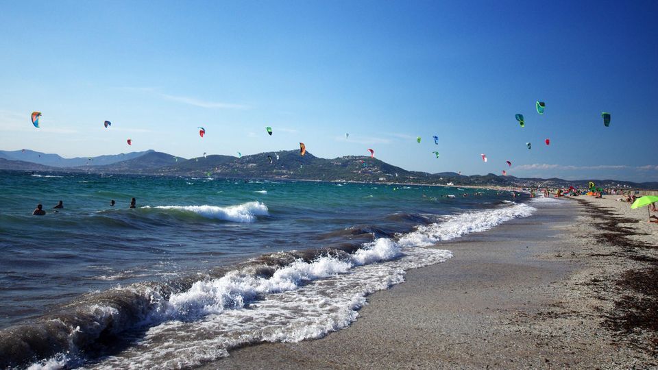 Bei ordentlich Wind kann man am Plage de l’Almanarre beobachten, wie die Kitesurferinnen und Kitesurfer sich über die Wellen tragen lassen